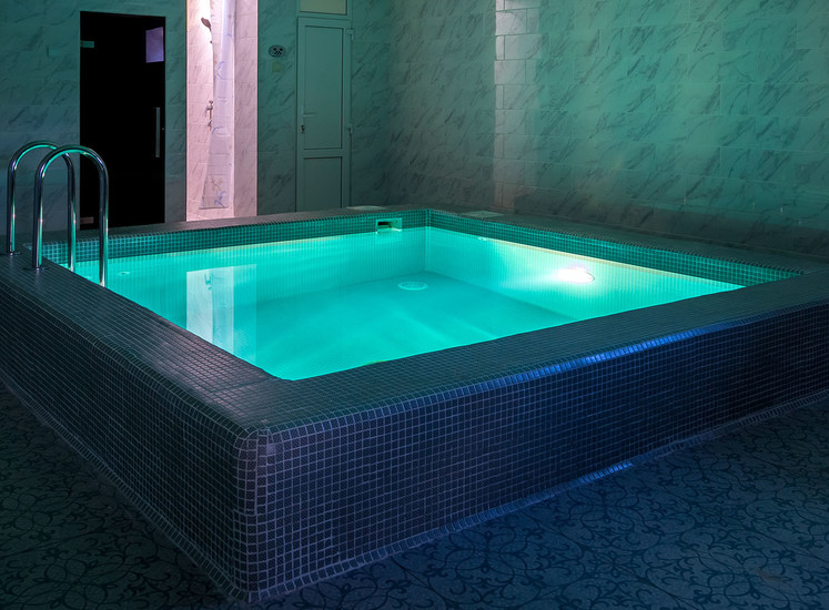 Бассейн с подсветкой в бане на Знаменской 54 в Калуге