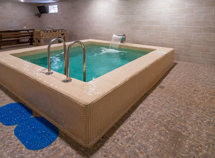 Бассейн с водопадом в бане на Знаменской, Калуга